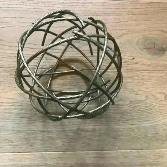 Metal circle centerpiece - Picture 3 of 4